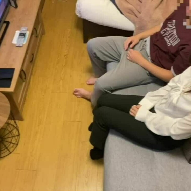 【ファン限定フル動画】🎁

キスして大きくなったらちんこを仕事着のままフェラして、クンニで彼女をイかせて最後はお互い