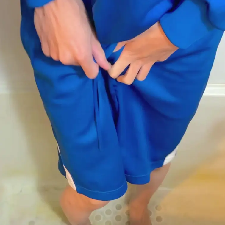 先輩の家のお風呂でお漏らしさせられる後輩くん