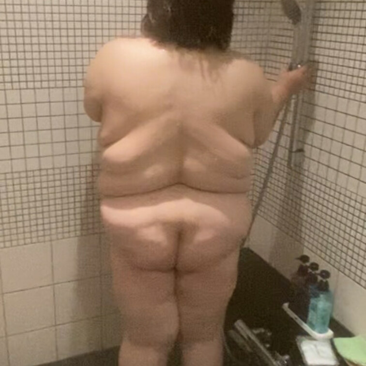 シャワー浴びている🚿後姿です😅
背中にもお腹が💦