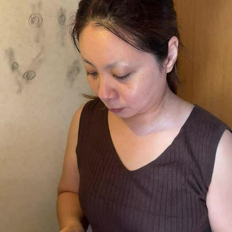 身支度中の妻