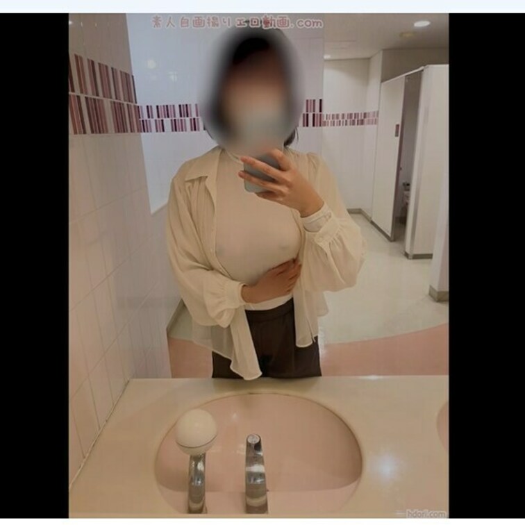 ノーブラで女子トイレの鏡で撮影してきました♪