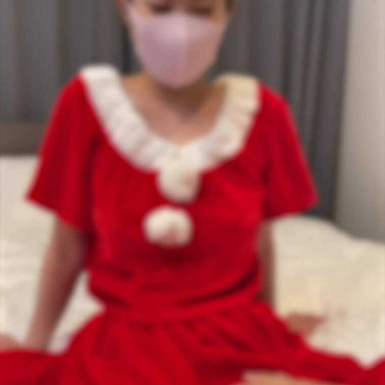 サンタ服姿のゆいちゃんが可愛すぎて見惚れてましたｗ

ボーッと見ていたら副店長の手がゆいちゃんの手に伸びているではな