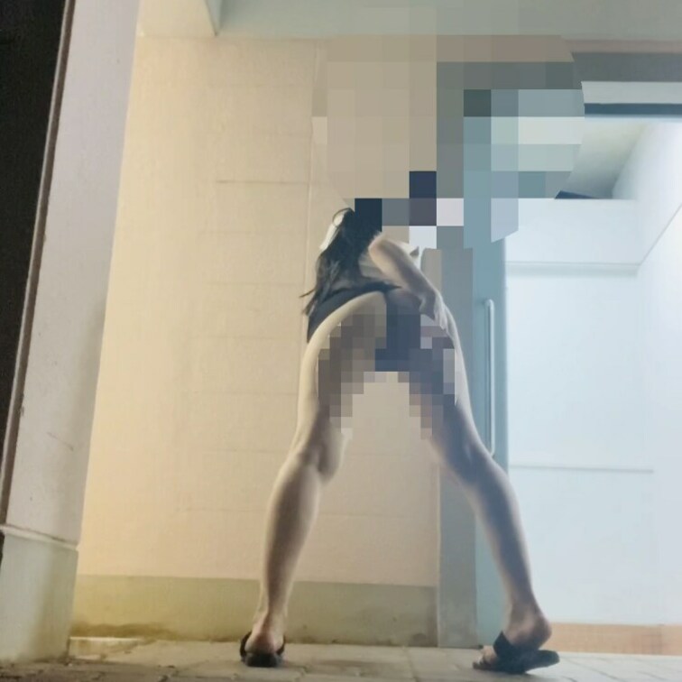 公衆おと◯れの前での痴態😊
誰が来てもおかしくないのに、こんな格好で歩いてきて自撮りしちゃういろはなのでした🥰