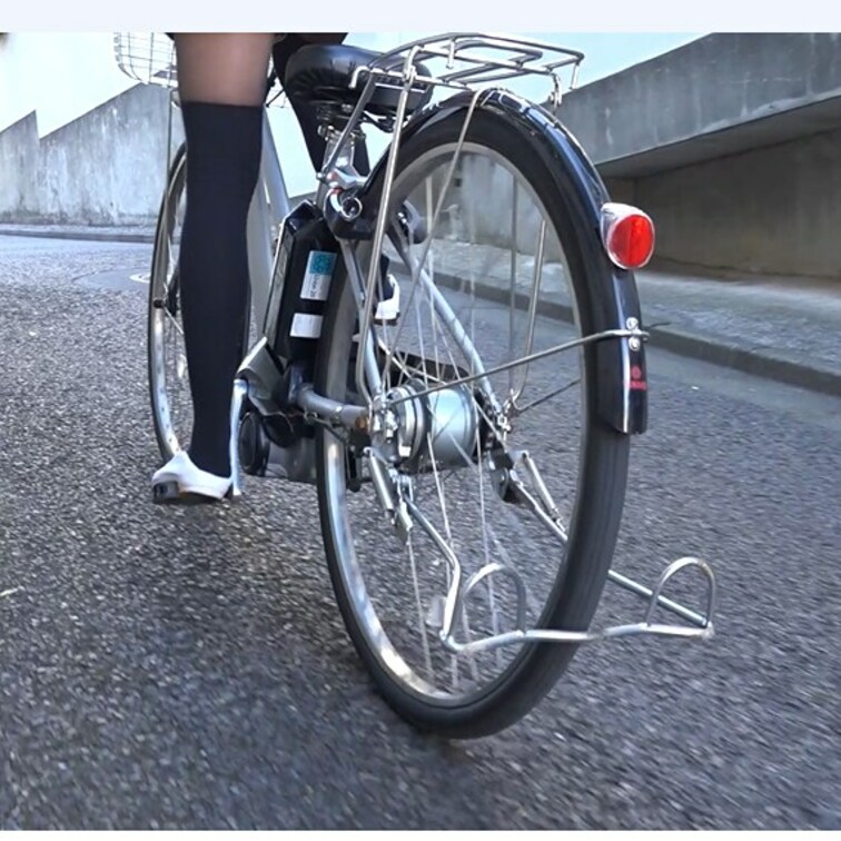 f436上履きのかかとを踏んだままで自転車に乗る
