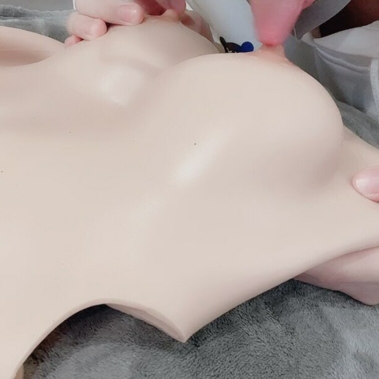 今回は「乳首責め」しちゃう動画だよ？
いーっぱい乳首を舐めて苛めちゃった...

乳首弱い子は観てたら絶対濡れちゃ