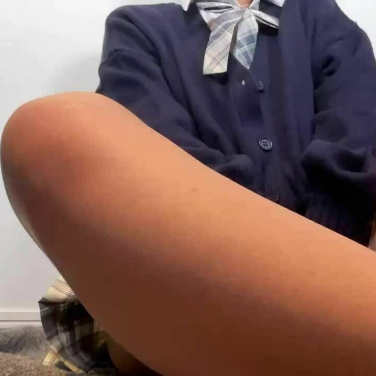 2022年の誕生日前日に制服コスプレでオナニーラ○ブ配信した時の別アングル動画です。

吸うやつが気持ち良すぎてイキ