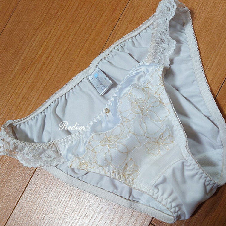 旦那様が勝手に洗濯前の下着を撮影〜(汗)
私のアソコの匂いが好きって言ってます(^_^;)

アソコの形に汚れちゃ