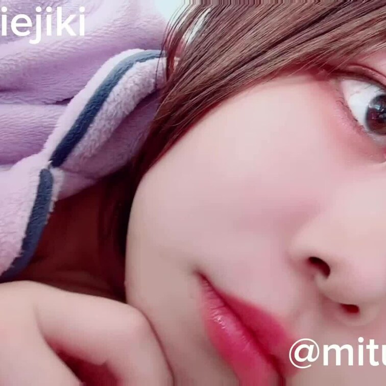 朝起きたら餌食ちゃんが添い寝してた動画