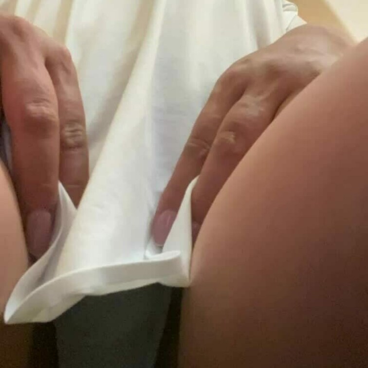 パタパタ涼しくなあれ　
下乳からもGカップバストわかります