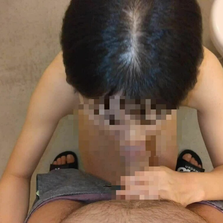 公衆ト◯レで他人棒をフェラする妻です。
髪フェチ、分け目フェチなど好きな方はご覧下さい。