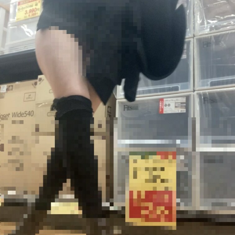 ホー◯センターにて露出第三弾🙄
最初座っていた時、後ろをおじいさんが通ってちょっとびっくりしました😆