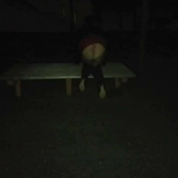 夜の公園で四つん這いで放置
恐る恐る近付く男性たち
露出OLはこんな感じで公園にいます