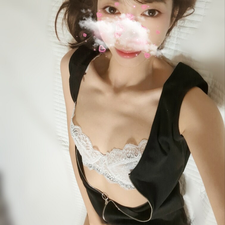とにかく美人な奥さんの写真をどうぞ！
こんなエロい奥さんがノリノリでエッチな姿を人に見せてるのがいいですね😆
奥さん