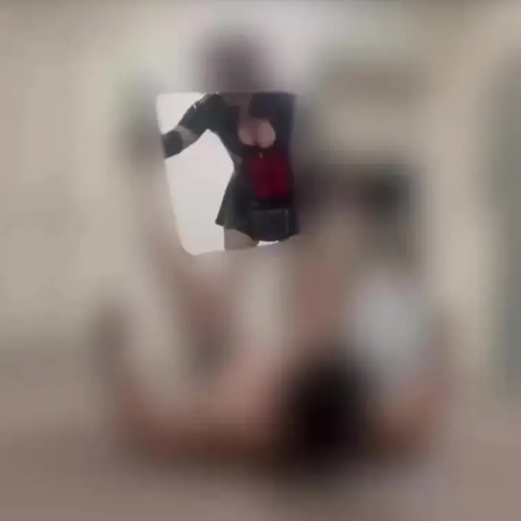 外国人女王様の足電気あんま動画♡ ドM彼氏悶絶我慢汁ダラダラ、絶対見たくなるよ！

今日は可愛いドM彼氏くんとボンデ
