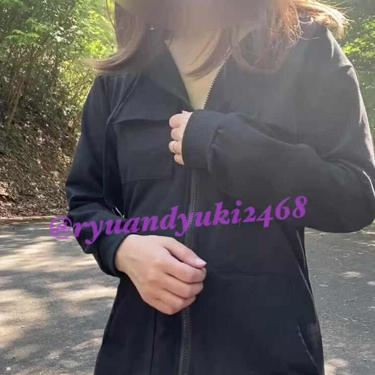 《大自然の中で》
大自然の中でのびのびと全裸でお散歩を満喫してもらいました😊

ゆきの一言
大自然の中での全裸お