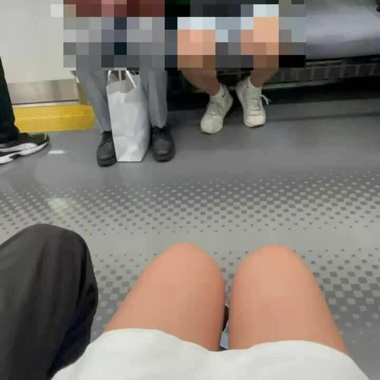 電車にノーパンで乗って前に座ってる人に
足開いておまんこ見えるように座っちゃいました😣

ノーパンで電車乗ることと