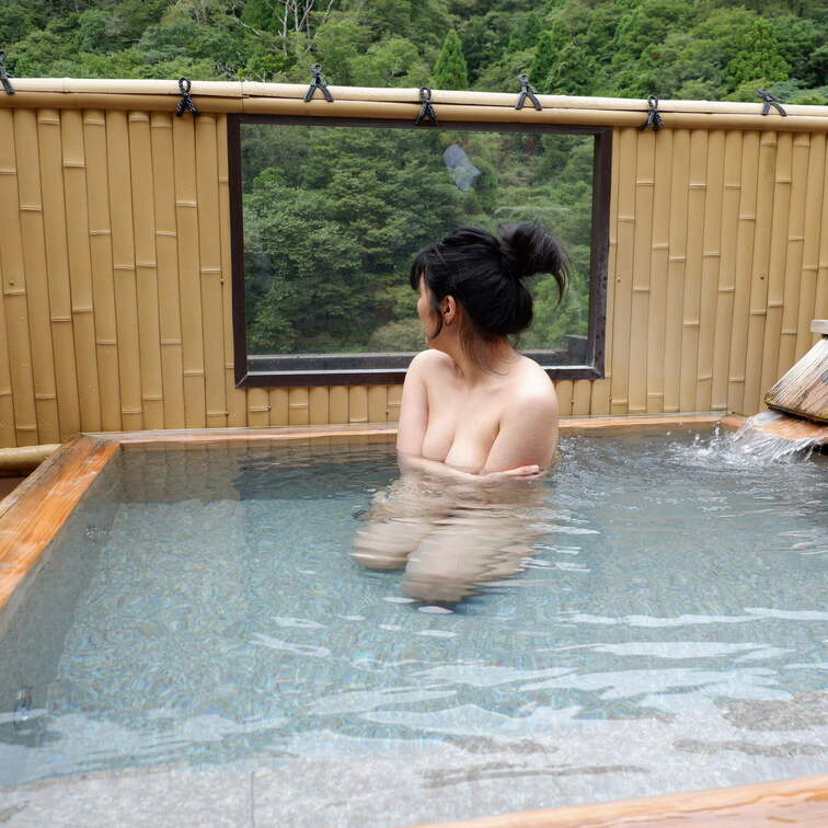 みずきさんの混浴オフ会でのセミヌードです。定額プラン「黒髪ヌーディストみずき」ではもっといろいろ見れます。