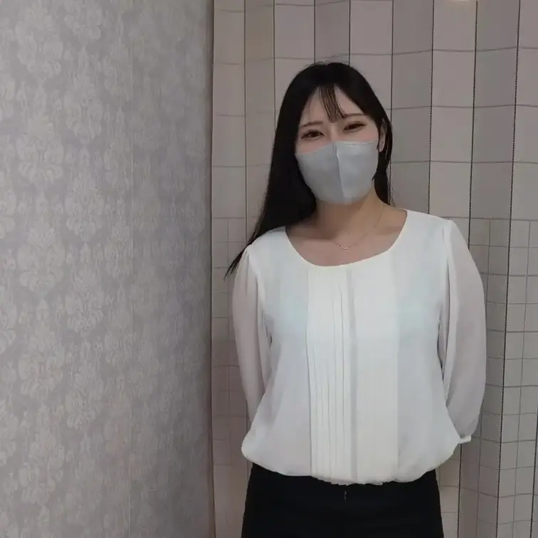 塾終わりのみいたん先生!パンツスーツが似合うもお疲れの模様。。。
鎖骨マッサージと腰のマッサージを重点的に行いました!!
しゃがむとパンティが丸見えだったので、「塾でも見られてるんじゃない?」と指摘すると
「しゃがむことそんな無いから大丈夫だと思う。でも気づいてないだけで見えてるのかな?教えてくれてありがとう」
ってガードの緩さの極。。。
見えてるから絶対に笑笑
塾生のガキのオカズにされてますよ (1/2)