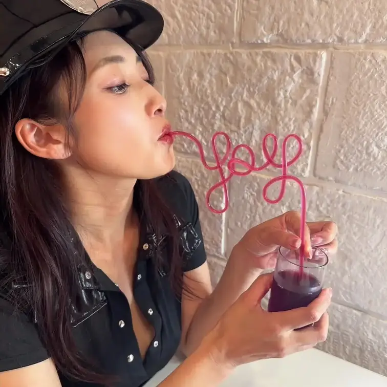 GW楽しんでますか？
今日は暑くなるみたいなので、水分補給をしっかりしましょうね♡
怜子もえっちに水分補給中、、、♪