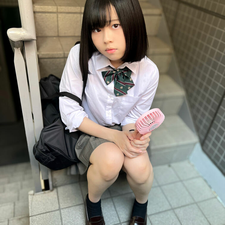 顔出し【個人撮影】あどけなさが残るオマ●コちゃんと割り切り_雑に弄られただけで感じる雑魚マ●コでした！
