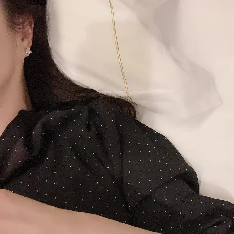 ベッドで撮りました。
下はパンツはいてないよ💕パイパンです〜。
じっくり見て下さいね。