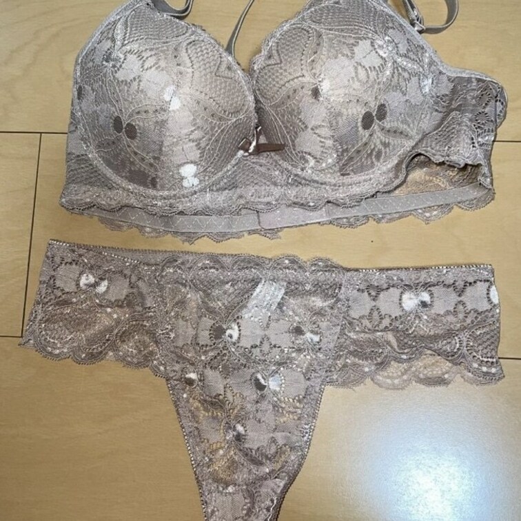 ひなの今日の下着です😍
最近Tバックがお気に入りですよ😊
お尻も見て下さい🤭
おりものいっぱい付いちゃいました