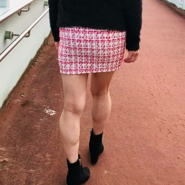 お尻散歩🍑
スカートパツパツ過ぎた😂
