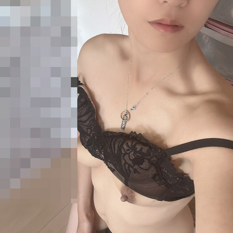 恥ずかしいですが見てください。室内での露出です。。
