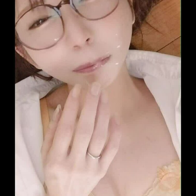 ｽｰﾂﾒｶﾞﾈ

顔射された後・・・？