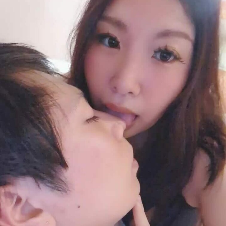 顔舐め&鼻舐めの動画です。よだれが糸引いてます❤