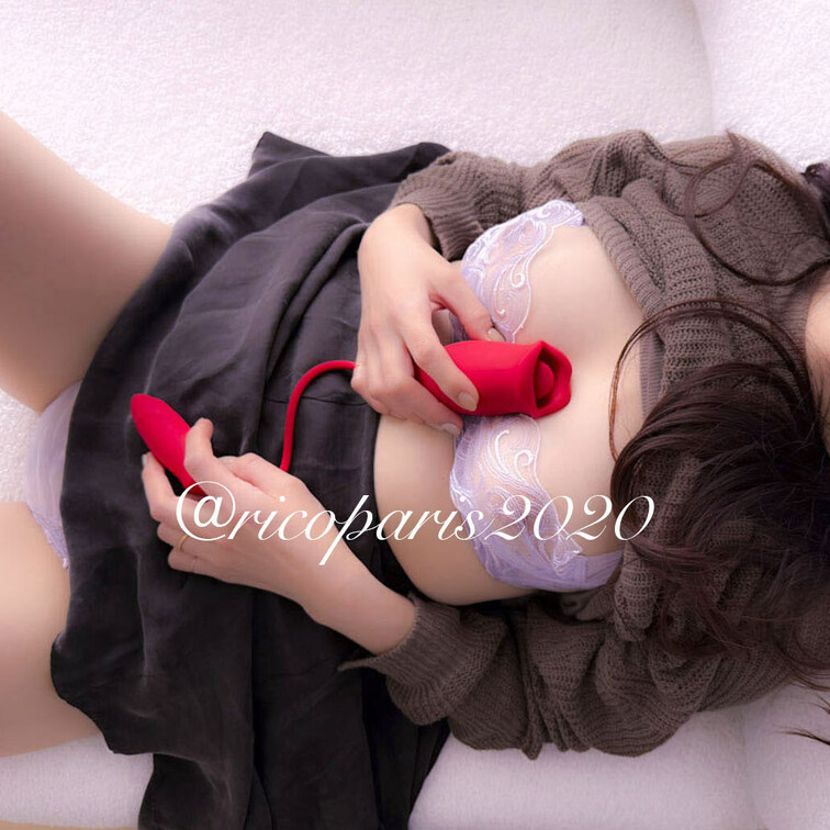 ぺろぺろ👅
じゅぼじゅぼ🍄
同時はヤバいよぉ〜〜〜〜🐳💦💦💦
このおもちゃすごいの…
吹かされちゃったえっちな動