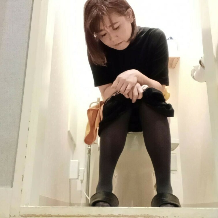 トイレを覗いてみたい
なんて思っても
実際にはできないから
まゆみの動画を見て楽しんで！