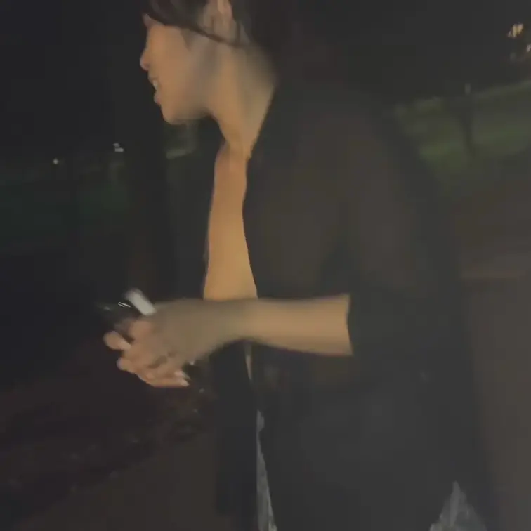 【完全顔出し／露出】夜の公園に呼ばれてデカ乳首晒しながらお散歩アクメする不倫妻