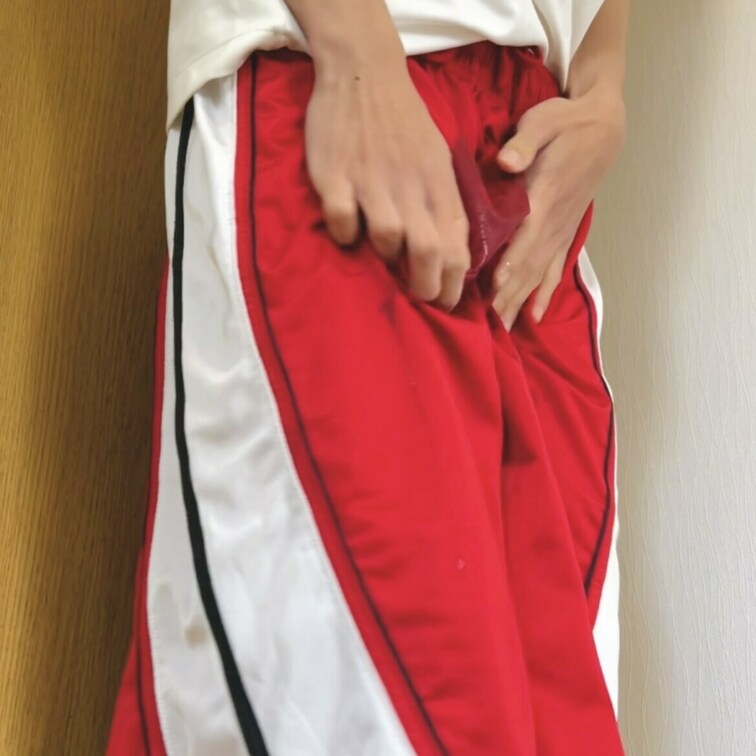 バスケ部の後輩くん。我慢の限界で黄色いおしっこ、じゅびじゅびおもらししちゃう。