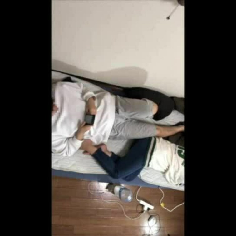 【ファン限定フル動画】🎁

大◯生同棲カップル。寝る前にダラダラ過ごした後にぎこちないえっちでお互いに最後はビクビク