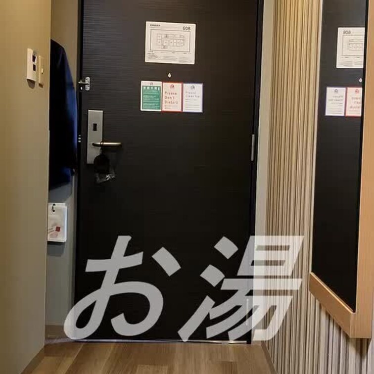 235 裏垢女子とオフパコする様子です

初対面プレイなので部屋に入ってきてもらって全裸目隠しで襲われるのまちです。