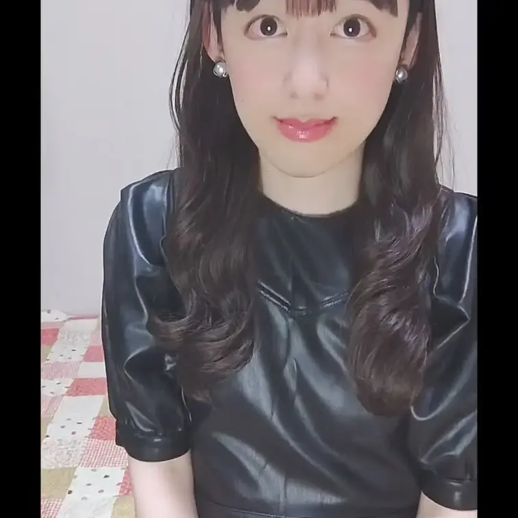 レザーお裾分け〜ピチピチのレザーワンピースと革手袋でお気に入りのレザージャケットで革手コキ&電マオナニー♪最後は革ジャケットに精子ぶっかけます♪

リクエストお待ちしてます
革フェチ様の今晩のおかずにどうぞ
私の持っているレザーアイテムを革フェチの皆様と一緒に堪能するために動画投稿はじめました

注意：あくまでレザーアイテムがメインなので女装は低レベルです。服を際立たせるための手段として初心者なりに頑張っていますのでおおめにみてもらえると助かります。