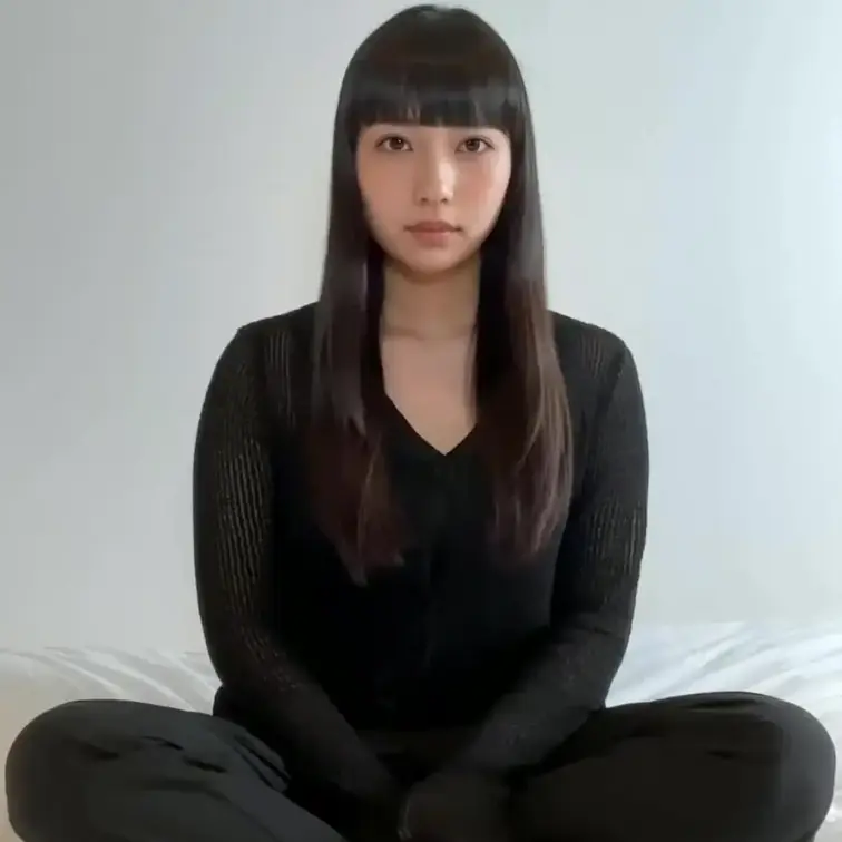 りなです。
最初は服を着ていて身体のパーツを魅せる仕草をするだけですが、徐々に脱いでいきます。
※6本の短編動画を、一本の作品としてまとめています。 サンプルや予告編ではなく、この動画だけで最後までご覧いただけます。