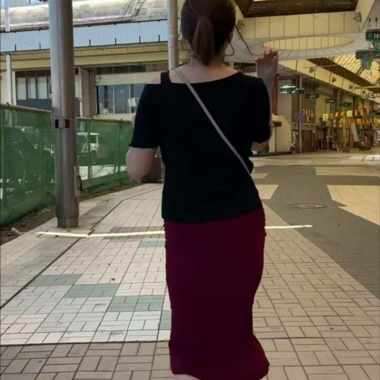 パンチラ放置プレイ中

商店街で携帯を見ながら座らせてます
長いスカートで油断してパンチラしてる人妻を装ってます