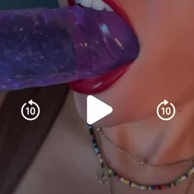 今日はちょっと大胆に…ディルドをたっぷりしゃぶってみたよ👅💦 どう？この舌使い、気に入った？もっと見たいならファンクラブ
