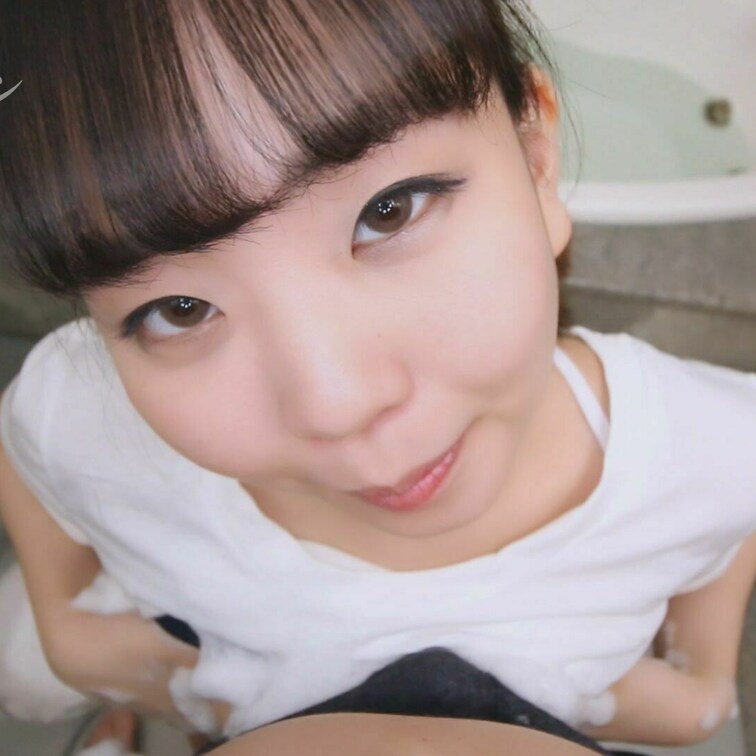 素人女子大生こよいちゃんとパイズリエッチ。
最近Eカップに成長したというこよいちゃん。
パイズリで男性を発射させるの
