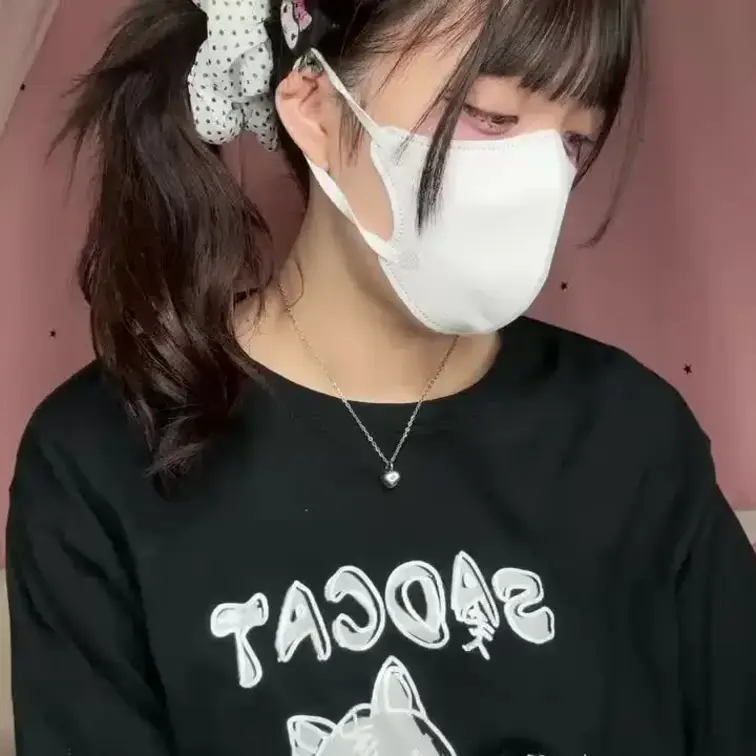 【みれい 20 歳】

みれいさんのライブ配信動画です
生ライブ配信だと、1 回の有料配信を視聴すると、おおよそ平