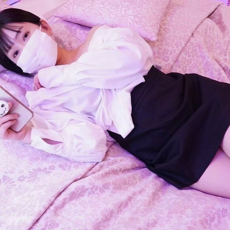 こんにちは丸の内OLレイナです！
9月はmyfansアカウント開設を記念して、
本来有料のオナニー動画がなんと3本も