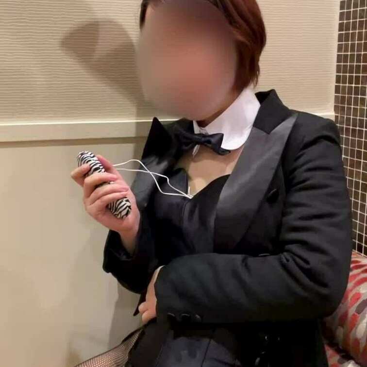 長袖の燕尾ジャケットを羽織ったバニーガールが乳首とアソコにローターを仕込んでオ…
