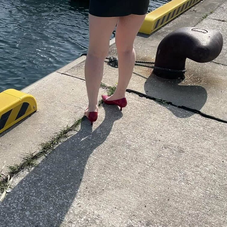 地元の漁港にミニスカートで行った時のです。短いですがミニスカ好きな方へ