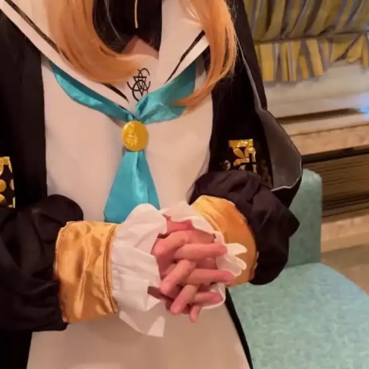 こんにちは、みーくです☀️ 次のコスプレは―― ブルーアーカイブのマリーちゃんです🎀✨ 清楚でやさしい見た目の中に、ちょ