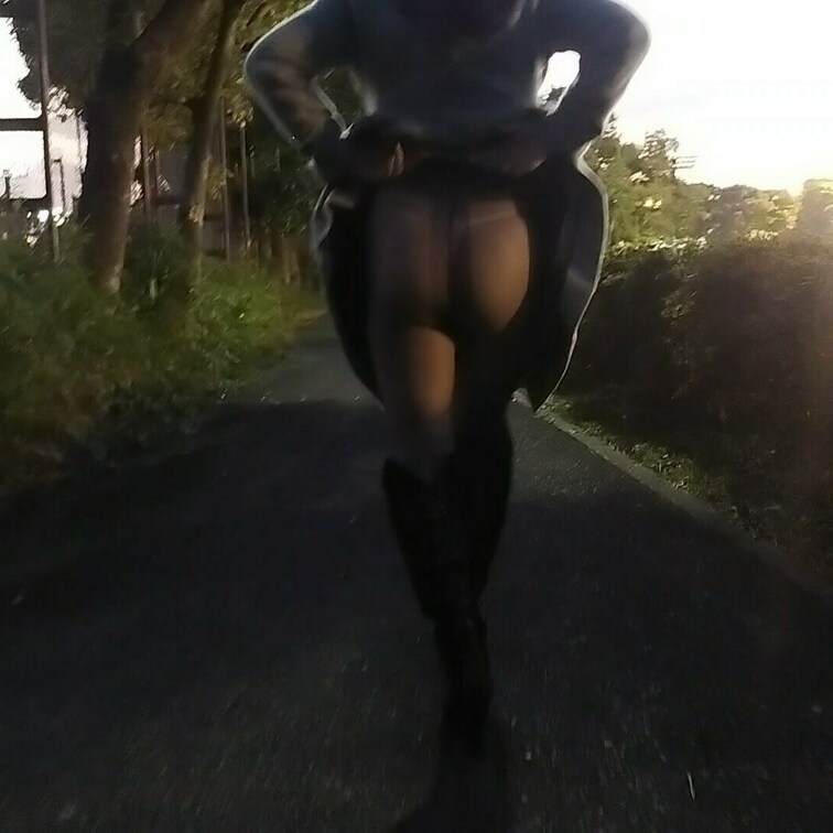 夕日に照らされる
尻出し女