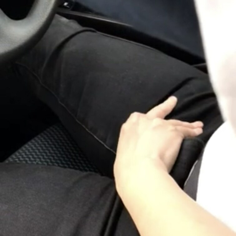 運転中の彼のおちんちんをまさぐり🐈❣️

車内だと誰にも見られないので、基本ずっと触ってます(*ﾉω・*)笑

