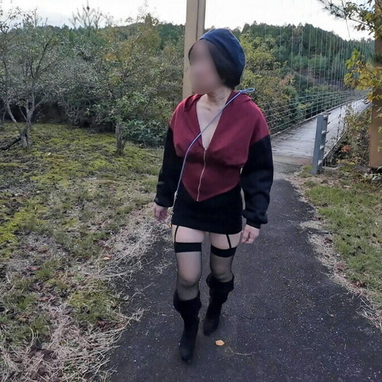 ミニスカでガーターストッキングを身に着けて吊り橋に行ってみました。この後野外でハメ撮りします。ロングバージョン【単品販売