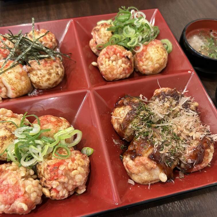 今日は大阪出張です🐙初のたこ焼きランチ！こっそりぱんちら…📸今日はピンクちゃんでした♡